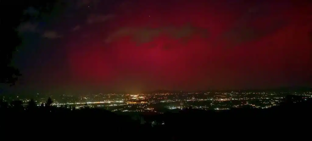 Sinoć nevjerovatni prizori na nebu, polarna svjetlost vidljiva iz Viteza