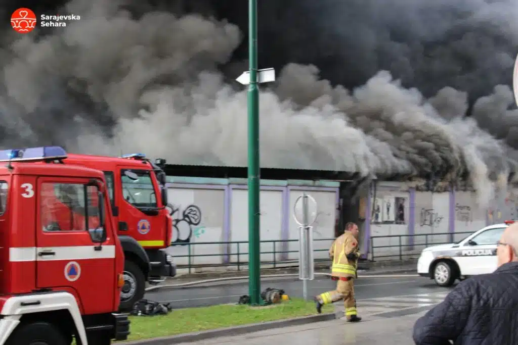 Video/ Pogledajte snmke požara na Otoci: Vatrogasci se s vatrenom stihijom bore s krovova zgrada