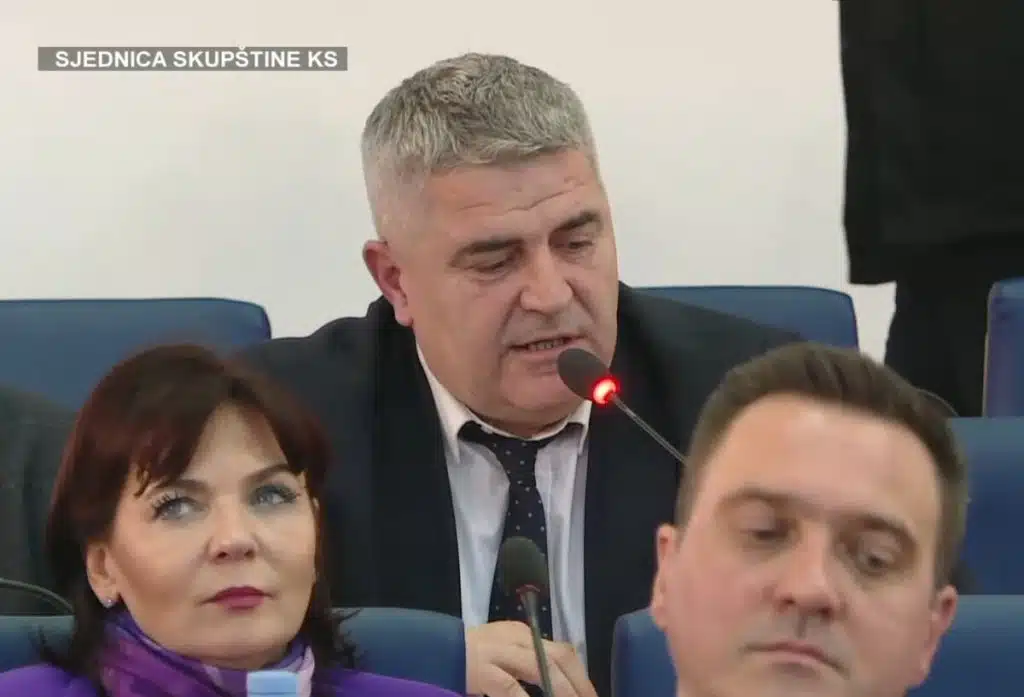 Video/ Zastupnici u Skupštini KS pružili podršku Karić: “Ne može neki došlo uznemiravati gradonačelnicu, on je isti Faćo”
