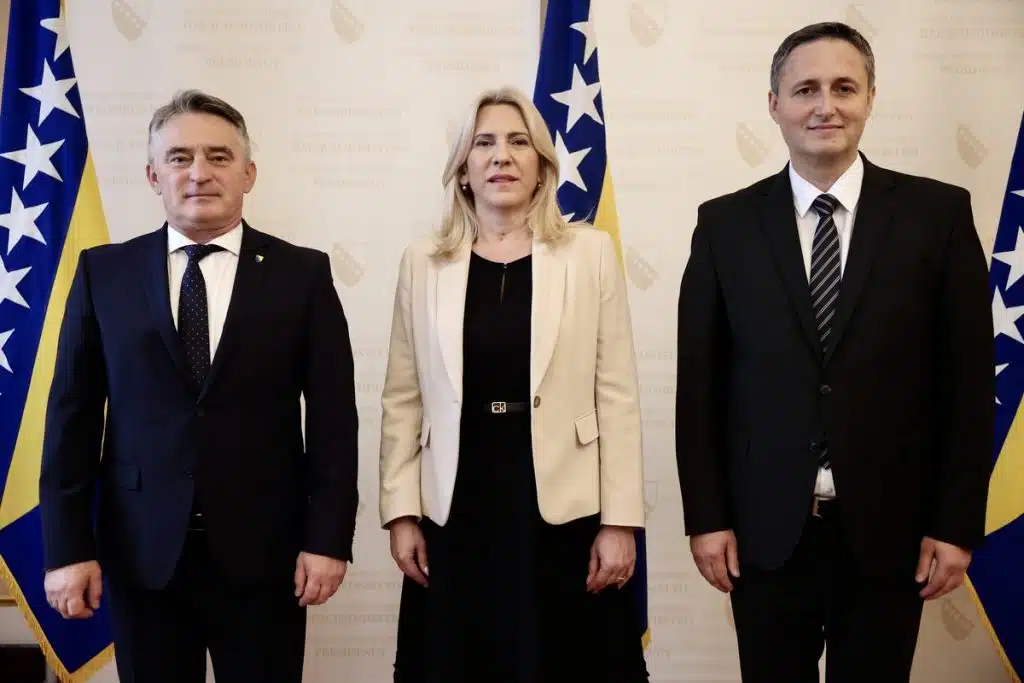 Članovi Predsjedništva Bosne i Hercegovine na Šestom pariškom forumu mira