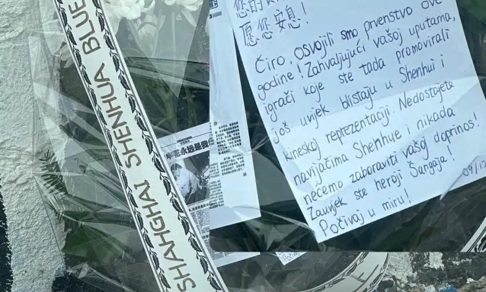 Kineski navijači ostavili cvijeće i posvetu ispred Ćirinog murala u Travniku: “Zauvijek ste heroj Šangaja” (FOTO)