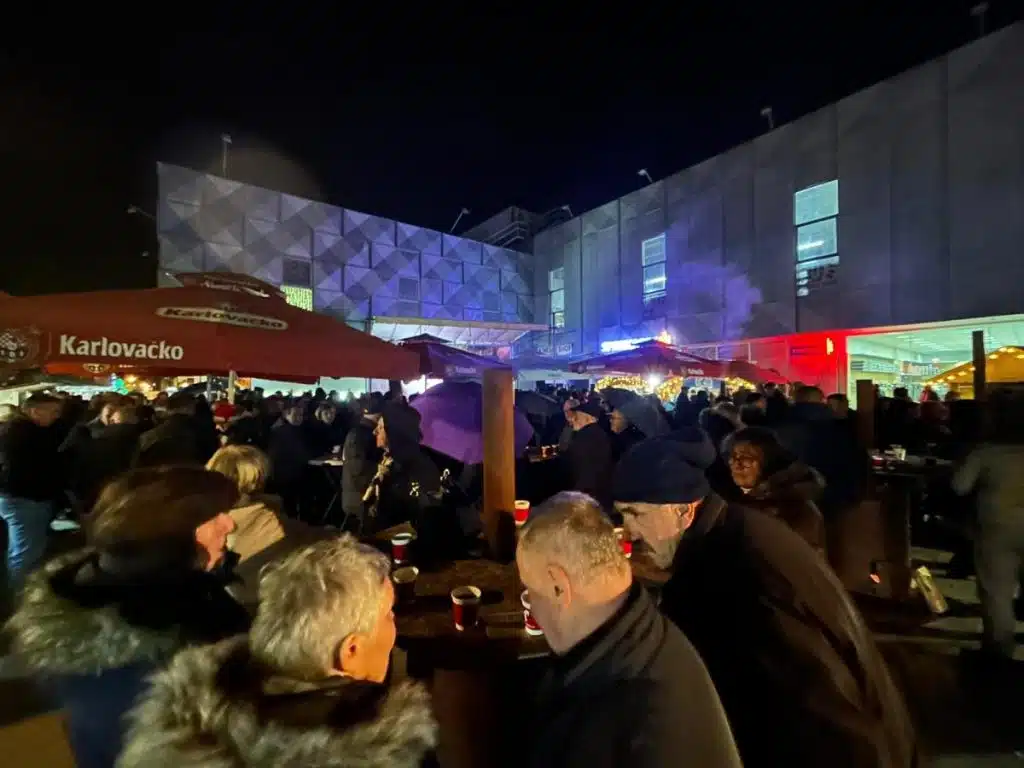 U sjajnom ambijentu, uz glazbu i zabavu, protekao prvi dan Adventa u Travniku