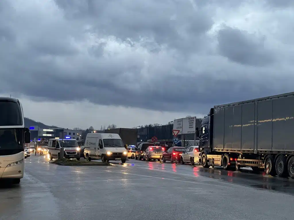 Prometna nesreća na kružnom toku kod FIS-a, prometuje se otežano