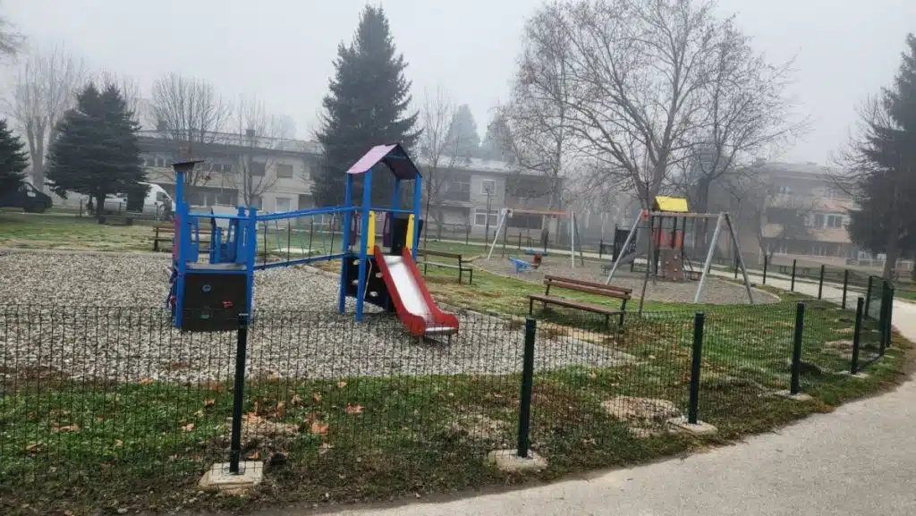 Završeni radovi ograđivanja središnjeg dječjeg igrališta u Vitezu