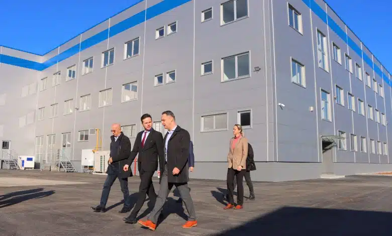 Premijer Uk u Rajlovcu obišao impresivna postrojenja u kojima se proizvode dijelovi za gigante svjetske automobilske industrije