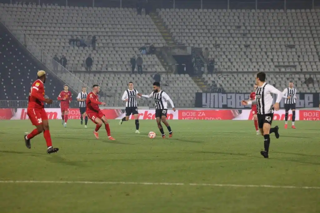 NOVI KIKS PARTIZANA PRED DERBI: Nevjerojatna pogreška obrane umalo ih je koštala poraza, Belić bod (VIDEO)