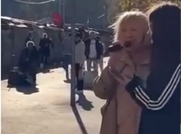 PJEVAČICA NAPRAVILA HAOS U CENTRU GRADA: Kad Bisera Veletanlić zapjeva na ulici