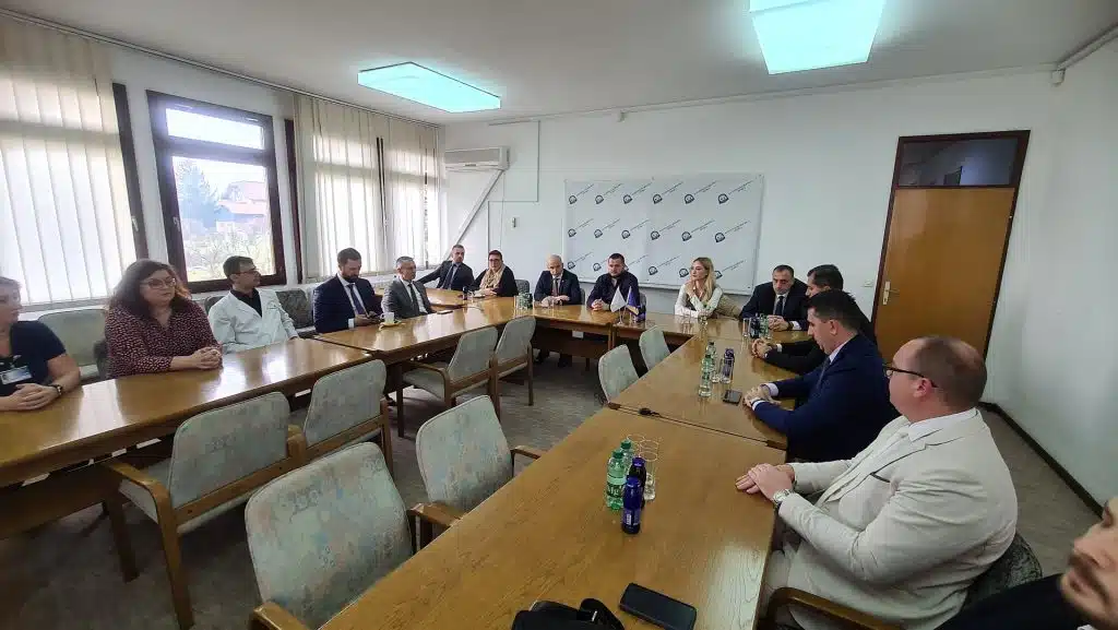 Premijer Nezir Pivić i članovi Vlade darovali novogodišnje paketiće djeci u KBZ-u i Dom porodici