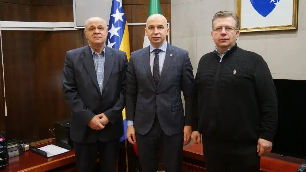 Premijer Nezir Pivić najavio isplatu novčane naknade zaposlenim na budžetu