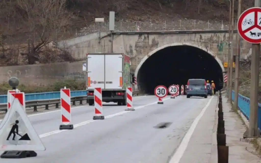 Zbog izvlačenja teretnog vozila kod tunela Vranduk bio obustavljen promet