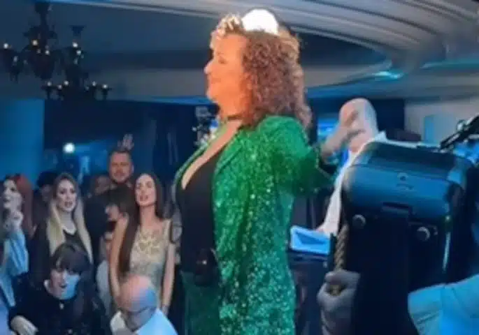I STAS I GLAS: Ana Bekuta bujnim poprsjemu novogodišnjoj noći ostavila sve bez teksta