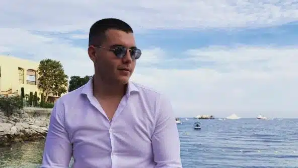 SVI SE PITAJU KO JE NOVA SNAHA LEPE BRENE: Viktor misterioznu brinetu privatnim avionom odveo na putovanje