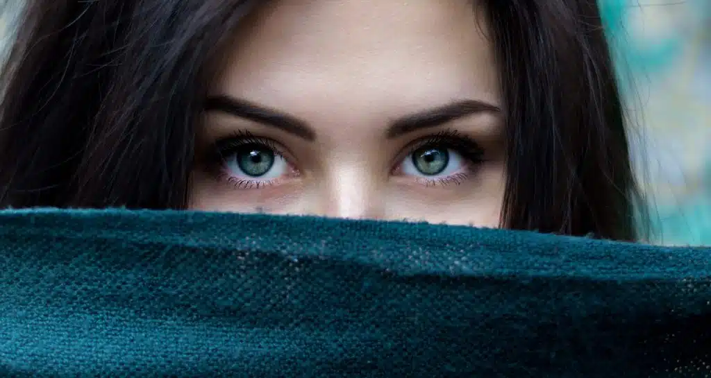 5 TRIKOVA KAKO PREKRITI PODOČNJAKE I UMORNE OČI Izgledajte svježe i naspavamo svakog jutrog