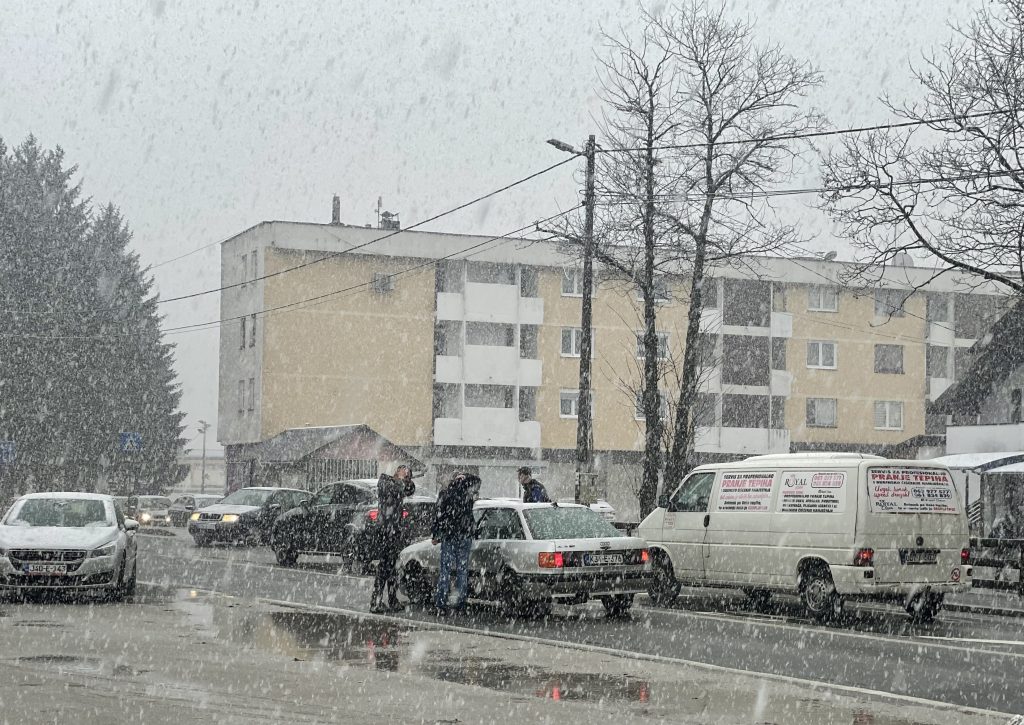 vozači oprez: snijeg pada, prometna nesreća u novoj biloj, prometuje se usporeno