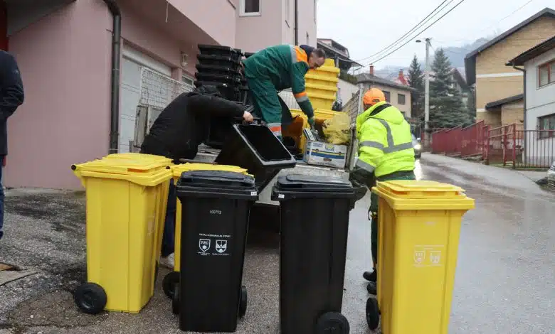 Nastavlja se podjela kanti za dvolinijski sistem prikupljanja otpada u MZ Vraca