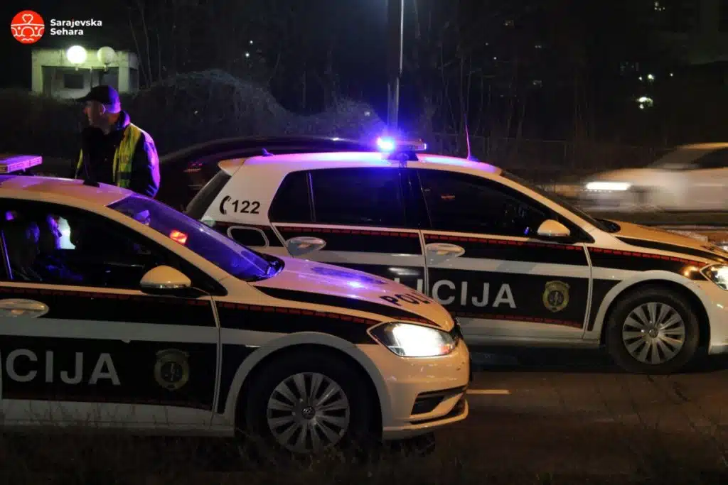 Devetnaestogodišnjak na Breci automobilom pokupio dvoje pješaka i pobjegao, zadobili teške tjelesne povrede