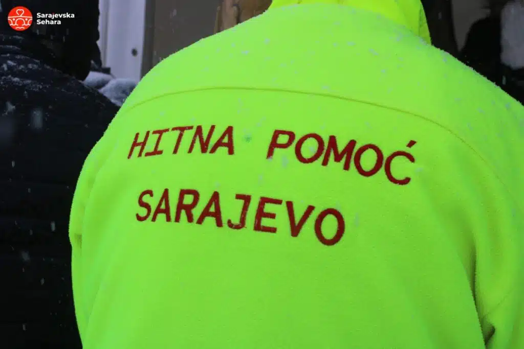 MUP o nesreći na Alipašinom Polju u kojoj je povrijeđena pješakinja, nakon sudara dva vozila jedno nastavilo nekontrolisano kretanje