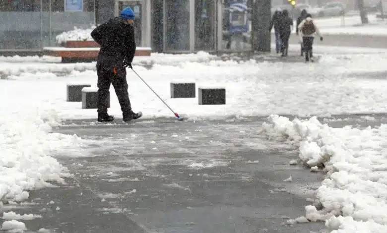 Oko 100 radnika angažovano na ručnom čišćenju površina za pješake
