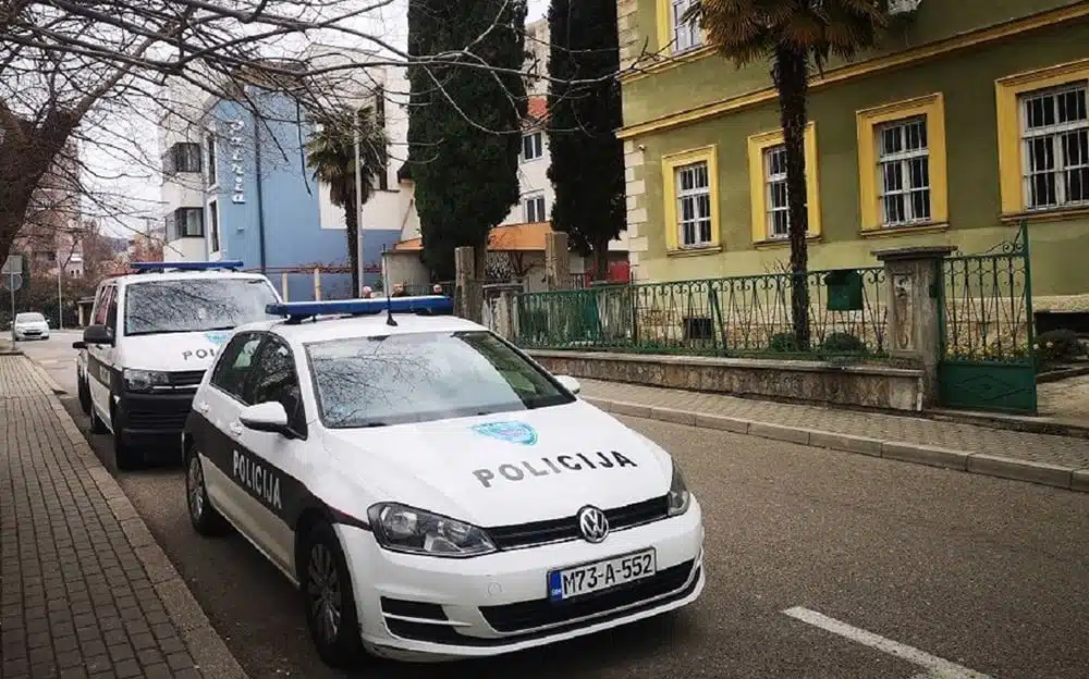 Petorica muškaraca upala u stan i opljačkala mladu Ruskinju – TNTportal.ba