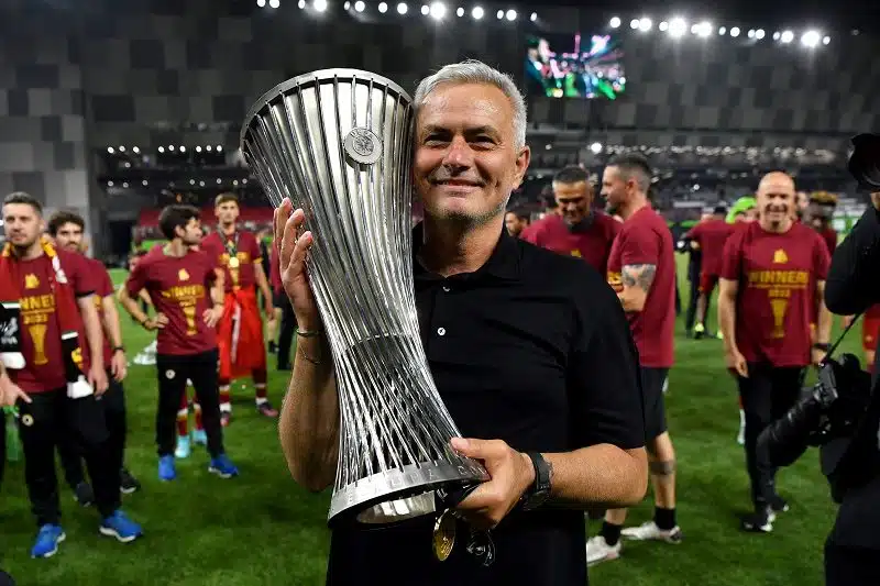 S NJIM JE SVE MOGUĆE: Mourinho se ekspresno vraća u Italiju i preuzima velikana!?