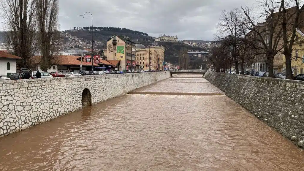 Vrijeme pretežno oblačno i vjetrovito sa slabom kišom, a na planinama slab snijeg oblacno