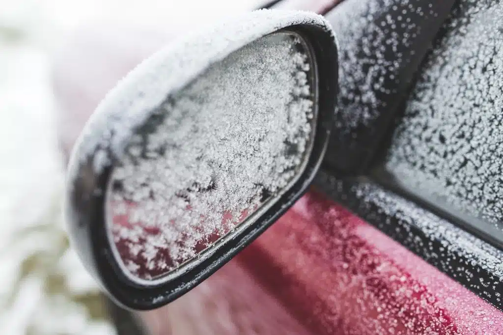 TRIK PROFESIONALNIH VOZAČA Ukoliko uradite ovo, brava i šoferšajbna na automobilu se neće zalediti