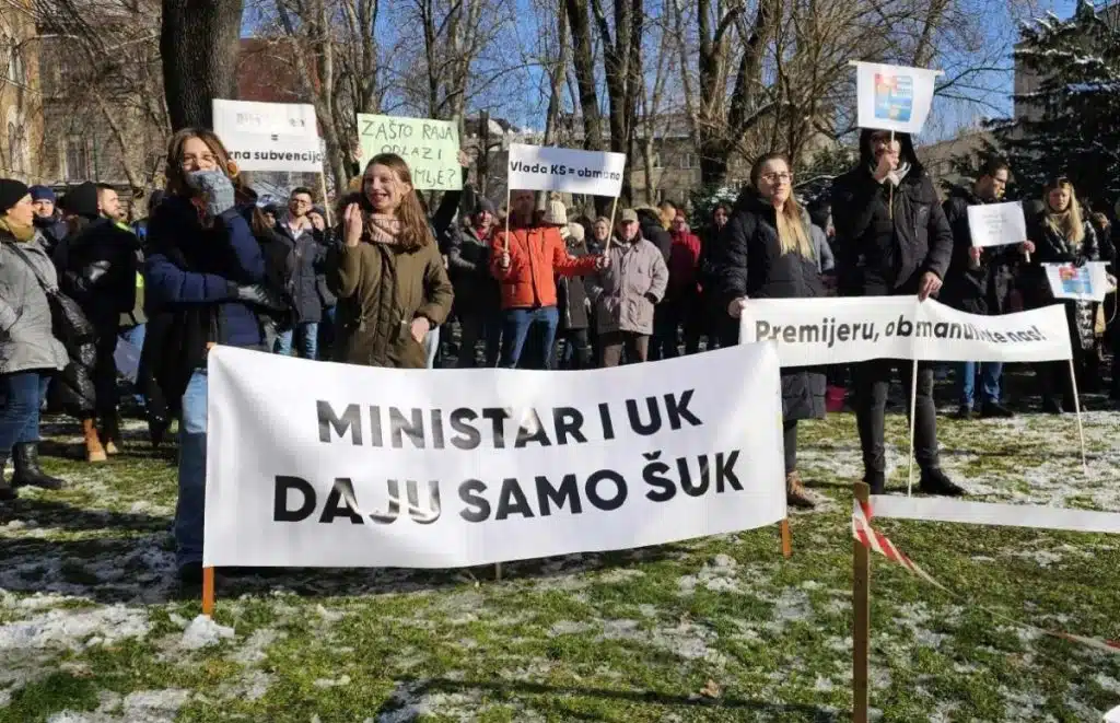 Veliki broj mladih na protestu ispred Vlade KS, ogorčeni na premijera: “Svi mladi neuki, samo je Nihad Uk”