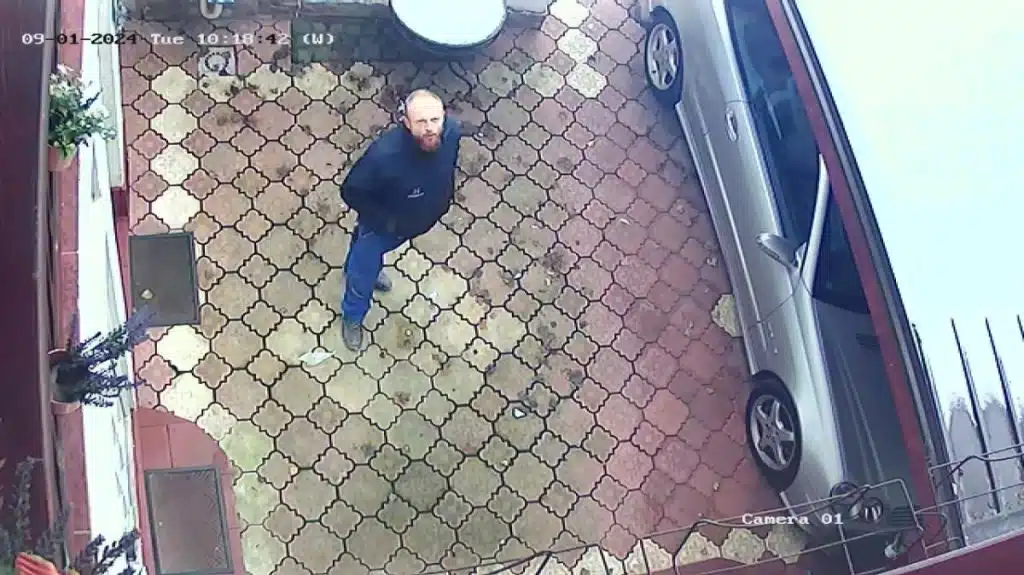 Video/ Muškarac prerušen u radnika “Energoinvesta” pokušao provaliti u više kuća u Sarajevu