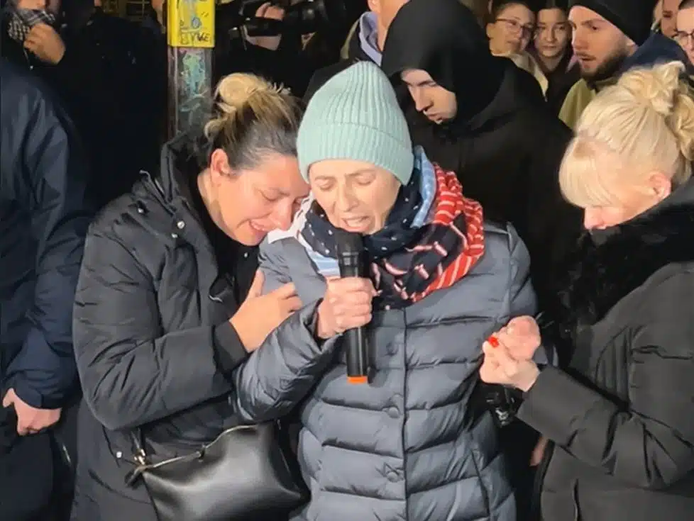 Video/ Potresne riječi majke Farisa Pendeka rasplakale masu: “Rekao mi je majko neću dugo, vratit ću se i nikad mi se nije vratio”
