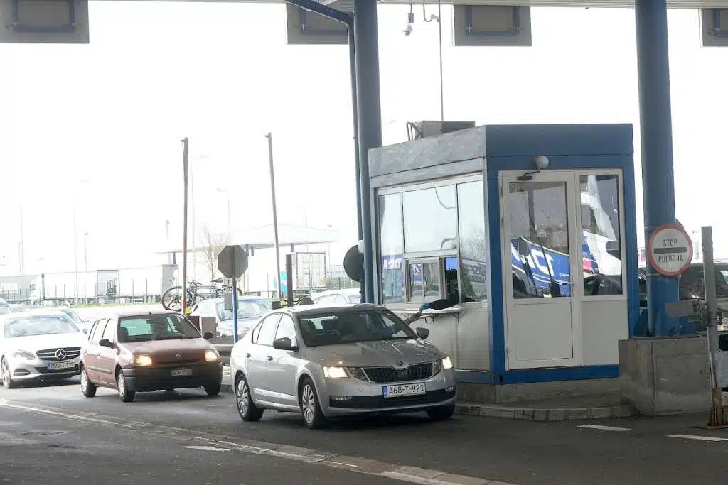 Pojačan promet vozila i duge kolone na graničnim prijelazima na izlazu iz BiH