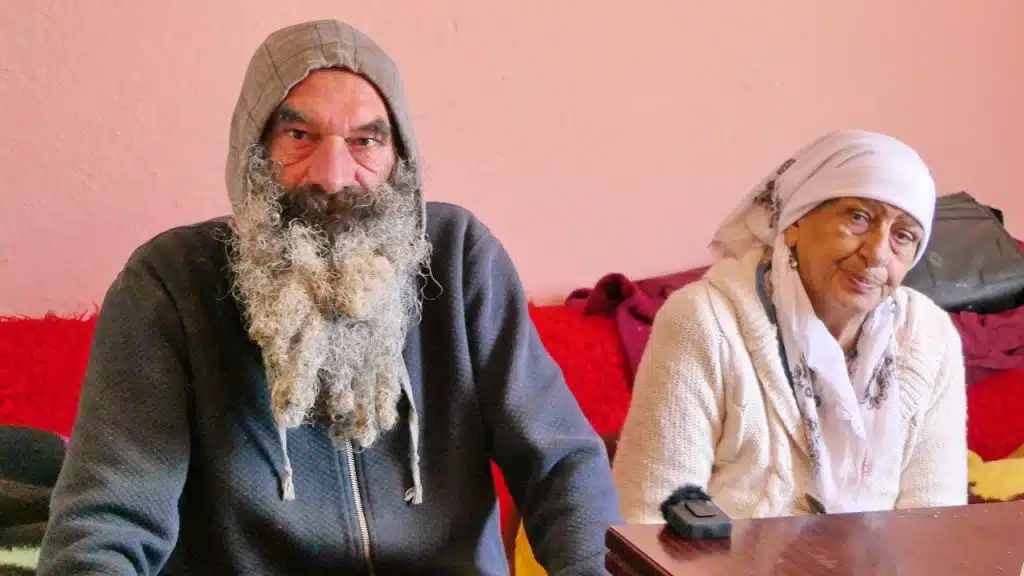 Majka i sin žive u katastrofalnim uslovima, sin bradu ne brije 30 godina (VIDEO)