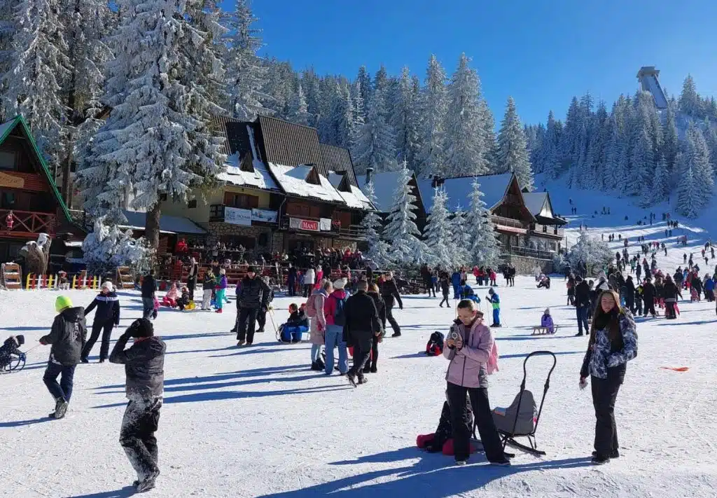 Na Vlašiću prava zimska idila, brojni posjetioci uživaju u snijegu i suncu (FOTO)