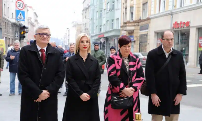 Polaganjem cvijeća započelo obilježavanje godišnjice 105. brigade