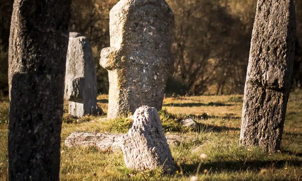 Otkrijte tajne Kamenih svatova: Nekropola stećaka Maculje