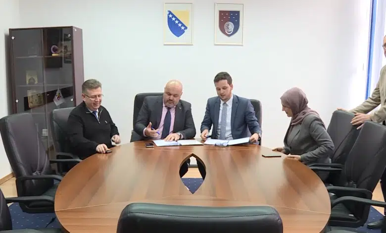 DNEVNIK TVSA/Potpisan kolektivni ugovor između Vlade KS i Sindikata osnovnog odgoja i obrazovanja KS