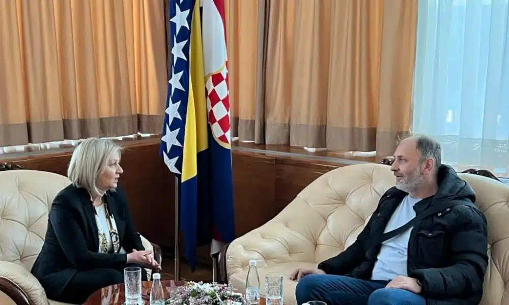 Predsjedateljica Vijeća ministara Borjana Krišto razgovarala s predstavnikom Udruge “Osmica” Vitez