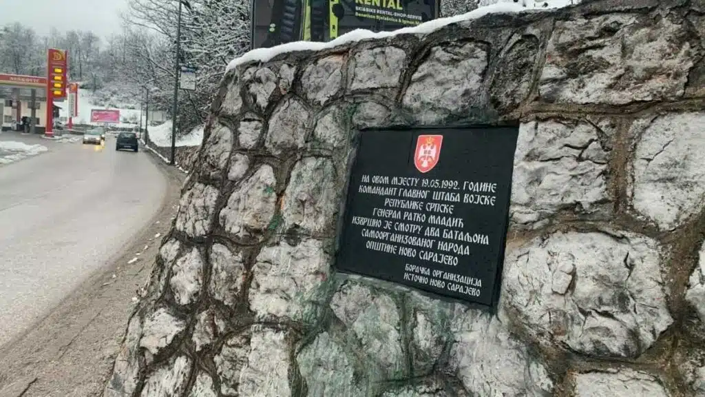 Sarajlije koje su oštetile ploču ratnom zločincu Ratku Mladiću kažnjeni novčano 6.000 KM