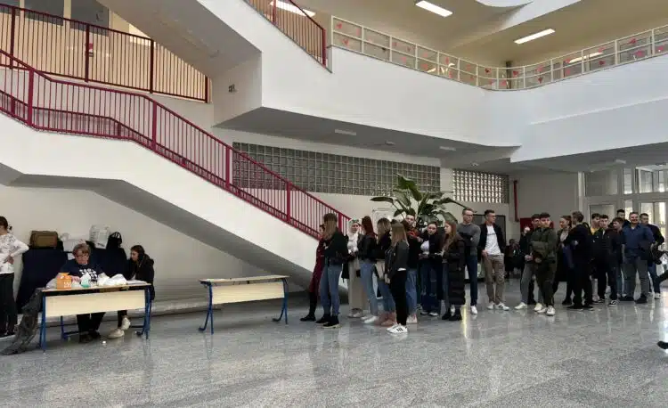 Veliki broj učenika MSŠ Travnik odazvao se akciji i dobrovoljno darivali krv