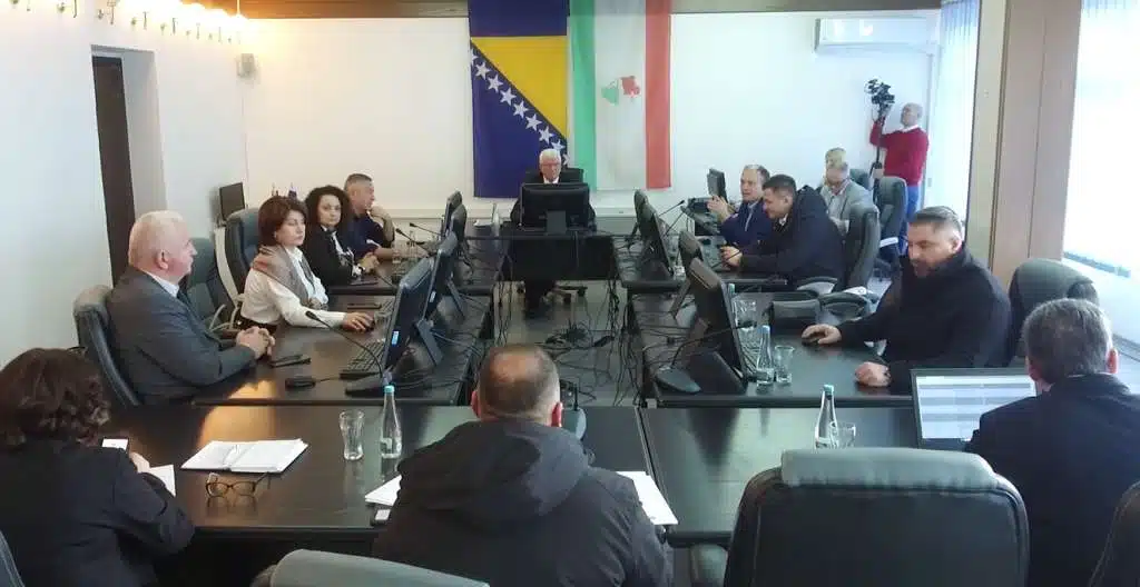 Vlada SBK: Izvođači radova na održavanju cesta moraju pokupiti otpad oko prometnica