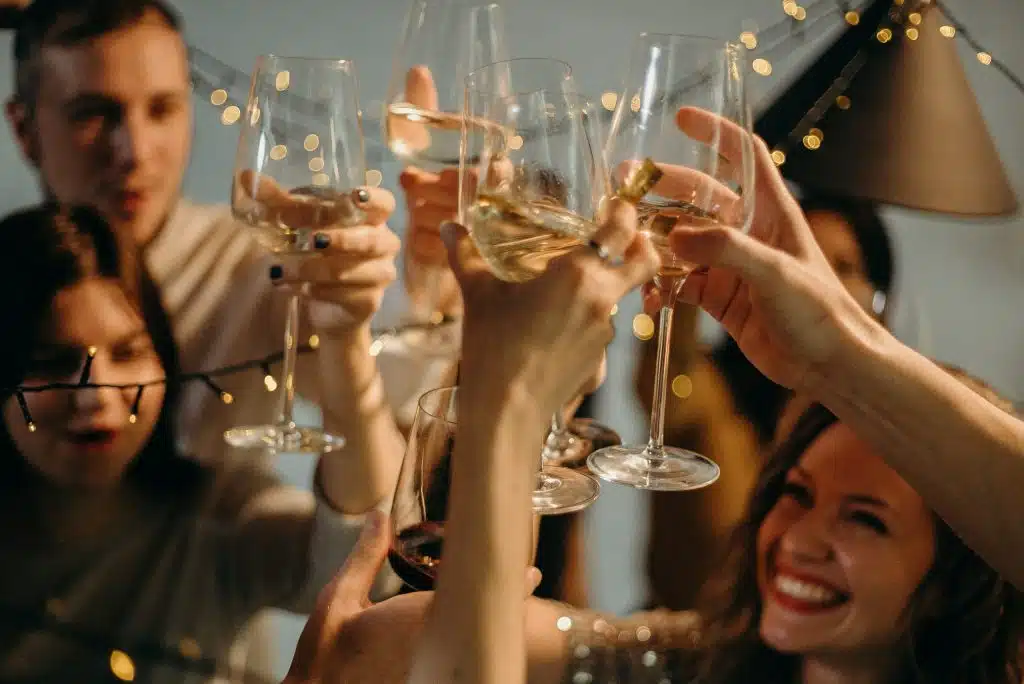 „NJIMA VIŠE ŠTETI“ SZO upozorio: Žene su na udaru industrije alkohola