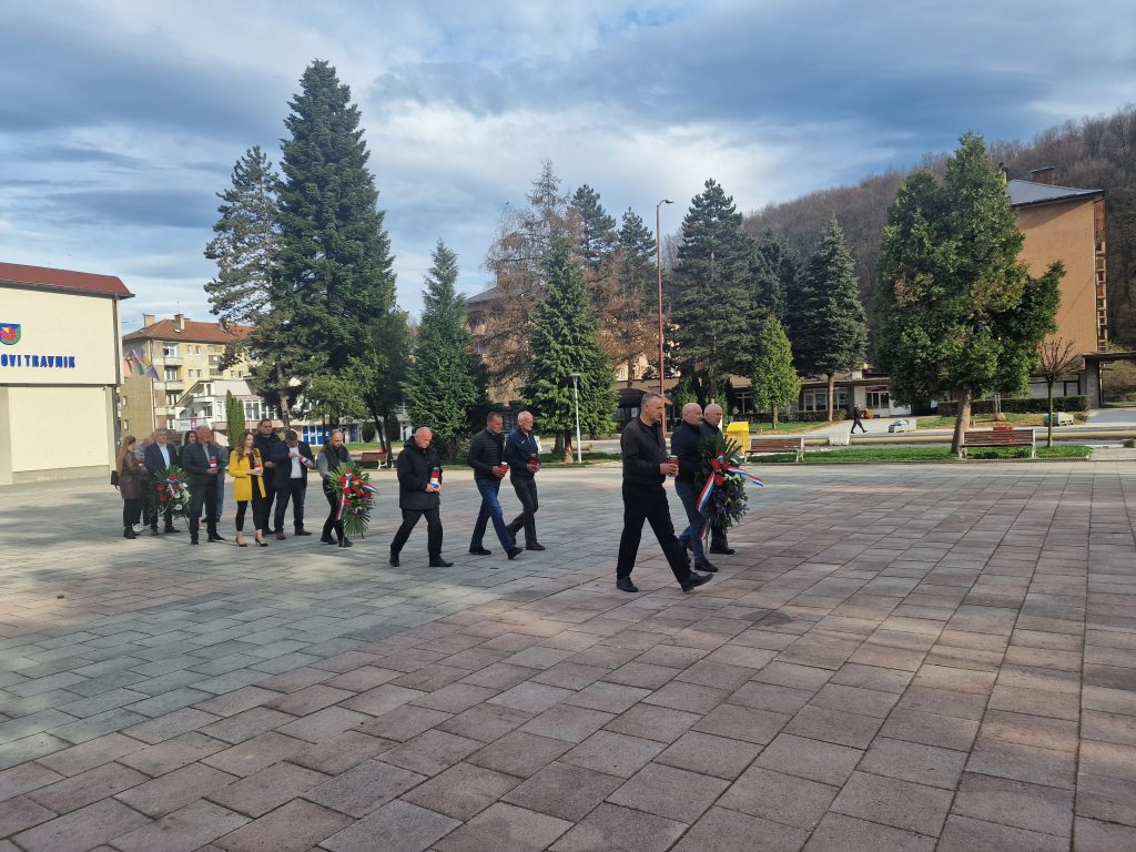 Uoči Cvjetnice u Novom Travniku položeni vijenci i zapaljene svijeće na Spomen obilježju poginulim braniteljima