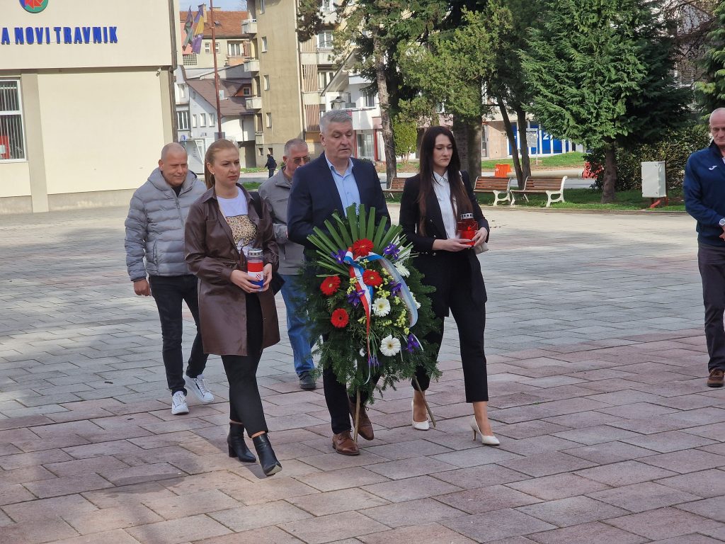 Uoči Cvjetnice u Novom Travniku položeni vijenci i zapaljene svijeće na Spomen obilježju poginulim braniteljima