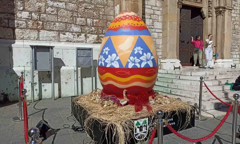 Ispred sarajevske Katedrale postavljeno uskršno jaje