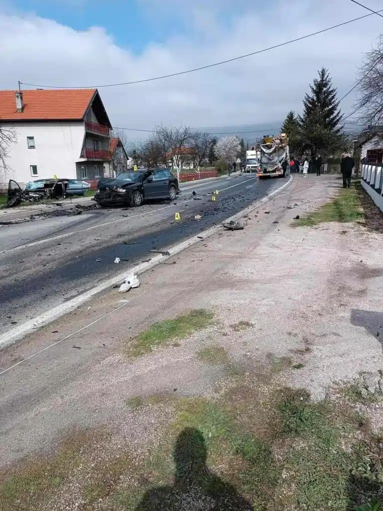 Detalji jezive nesreće u BiH: U strahovitom sudaru dva automobila i kamiona povrijeđene tri osobe, intervenirali i vatrogasci