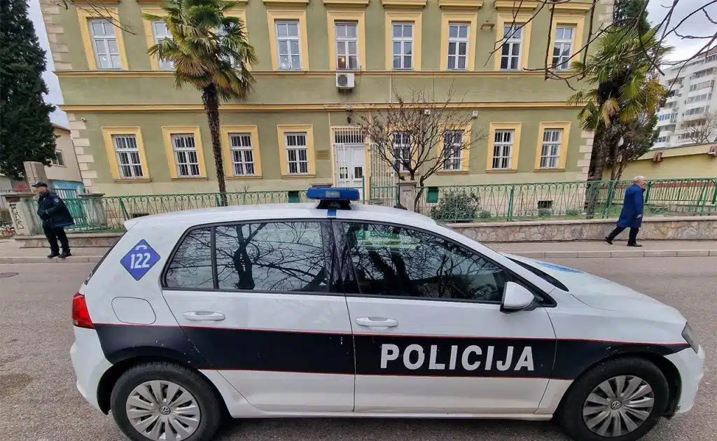Dvije nesreće u Hercegovini: Povrijeđene tri osobe, vlasniku kuće oštećena garaža, travnjak, dvorišni zid, masline i ruže