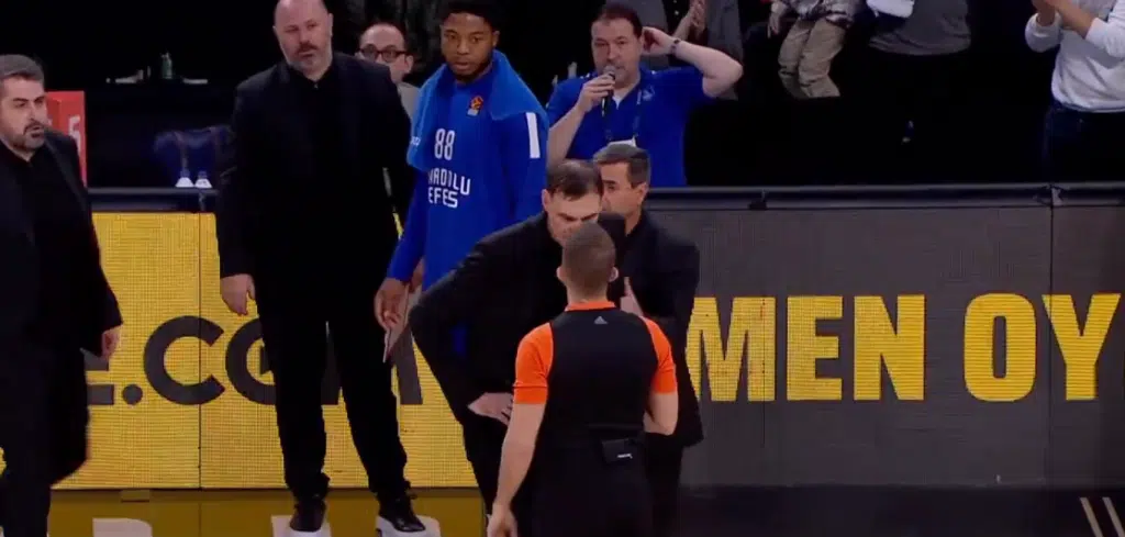 EL: Efes se vratio u utrku za uigravanje, Barcokas napravio incident na kraju (VIDEO)