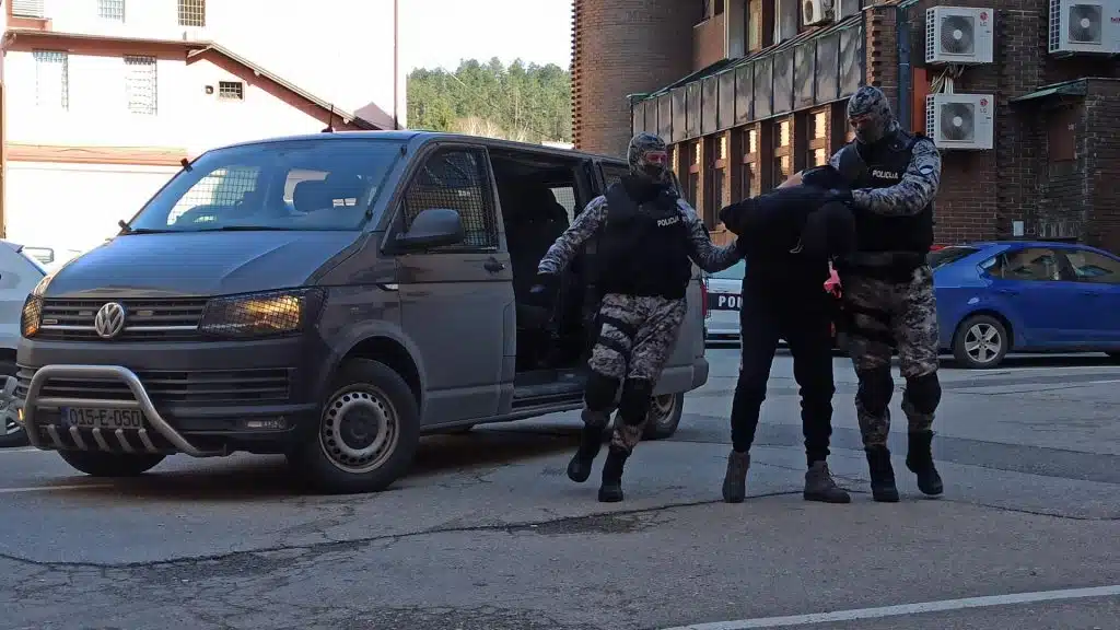Istražitelji MUP-a TK stali ukraj serijskim razbojnicima: Pljačkali kladionice i građane, otimali novac, nakit i torbice