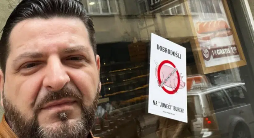 Nihad Aličković polijepio plakate po izlogu pekare “Manja” u Sarajevu