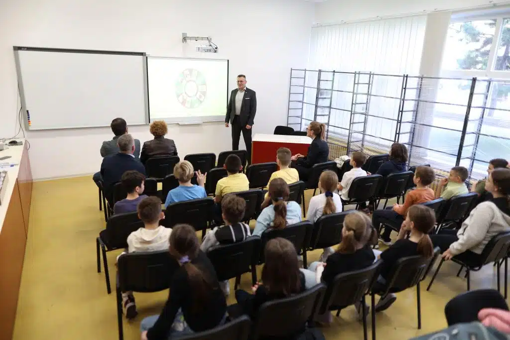 Vrijedna donacija Mikrofina OŠ „Skender Kulenović“ u Zenici: Korak naprijed ka modernom obrazovanju