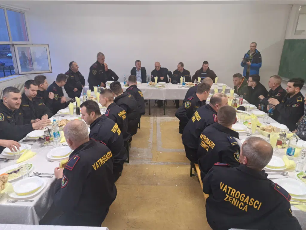 Organizovan tradicionalni iftar sa zeničkim vatrogascima